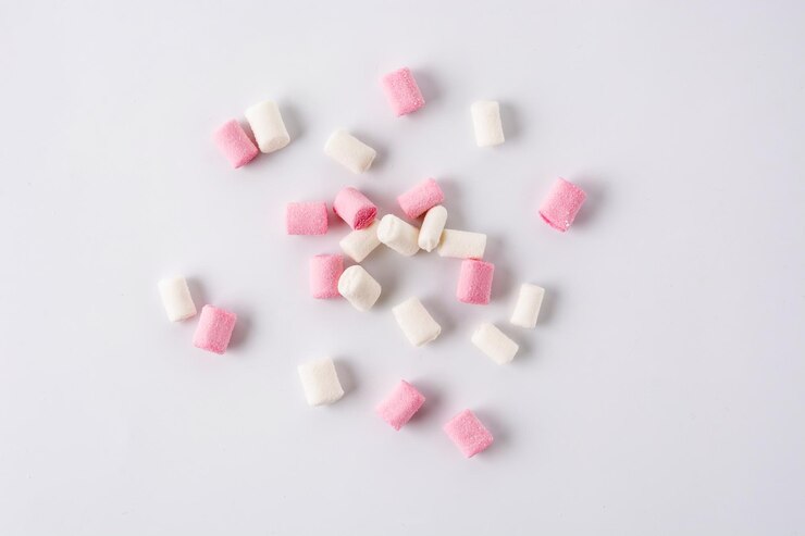 無料Photo 白い背景で隔離の甘いマシュマロのトッピング