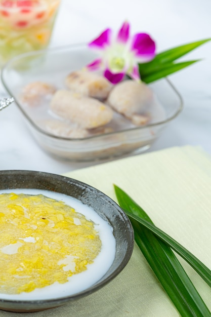 甘い緑豆のお粥とココナッツミルクのレシピ（Tao Suan）。
