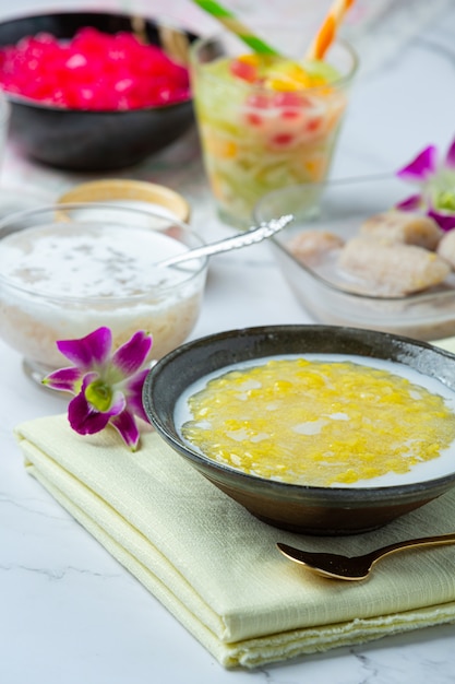 Foto gratuita porridge dolce di fagioli verdi con ricetta di latte di cocco (tao suan).