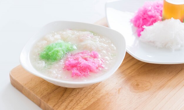 Free photo sweet-noodles in coconut milk syrup