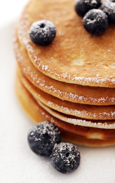 Foto gratuita frittelle dolci con frutti di bosco