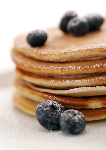 Foto gratuita frittelle dolci con frutti di bosco