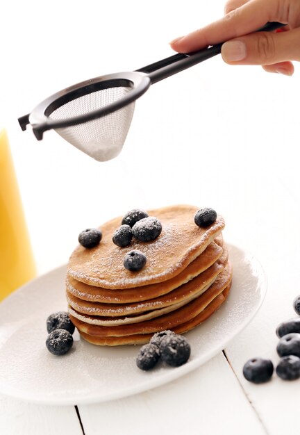 Foto gratuita frittelle dolci con frutti di bosco