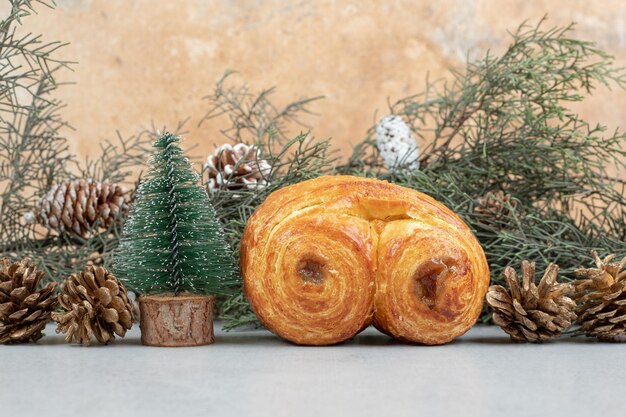 Pinecones와 크리스마스 트리와 달콤한 과자.