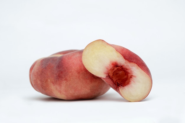 Сладкий персик на белой поверхности