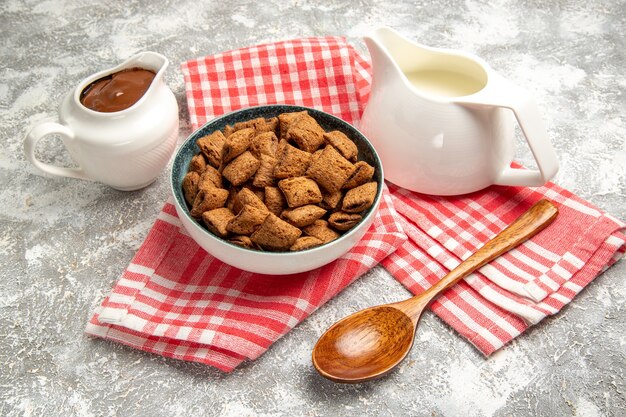 Foto gratuita biscotti di cuscino dolce su bianco