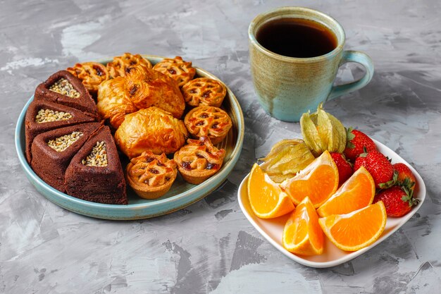 さまざまなお菓子が入ったスイーツプレート。