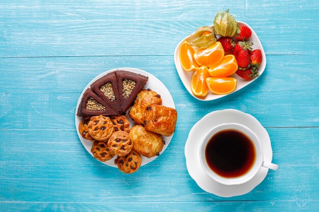 さまざまなお菓子が入ったスイーツプレート。