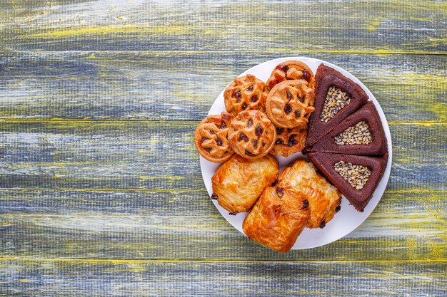 さまざまなお菓子が入ったスイーツプレート。