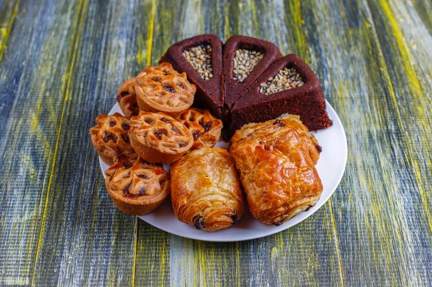 さまざまなお菓子が入ったスイーツプレート。