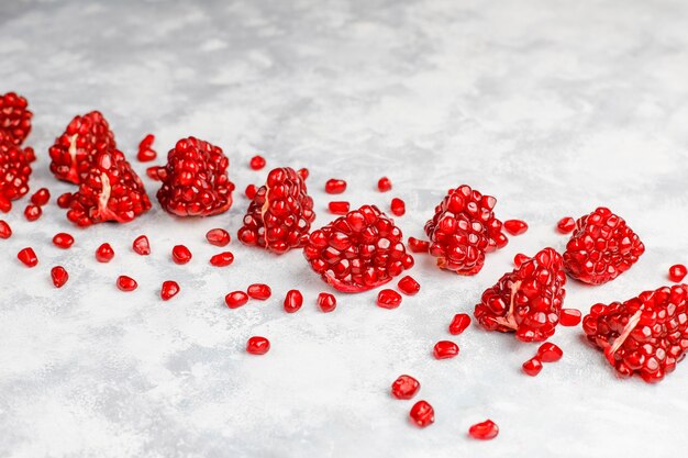 Free photo sweet pomegranate seeds,selective focus