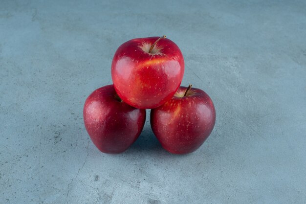 大理石の背景に、甘い赤いリンゴ。高品質の写真