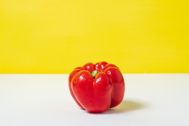 Сладкий красный перец для здоровья на желтом белом фоне здоровая пища и веганская концепция пробел