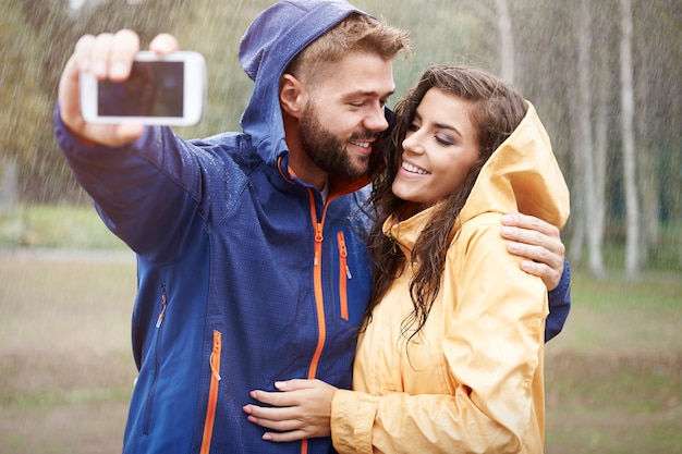 Dolce selfie in una giornata piovosa