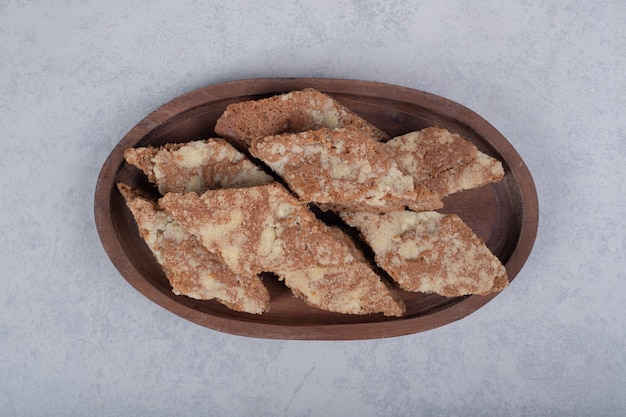 Free photo sweet slices of pie on wooden plate