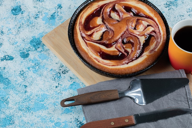 Una torta dolce alla vaniglia con una tazza di caffè o una cioccolata calda