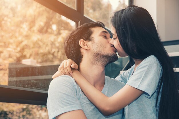 Сладкая молодая пара целуется в романтические моменты
