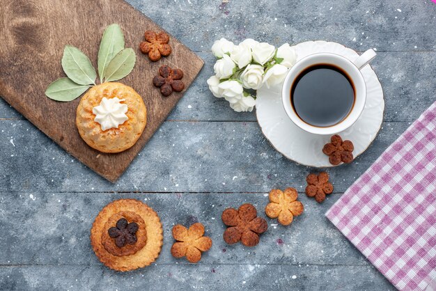 一杯のコーヒーと甘いおいしいクッキー灰色の木製の素朴な、クッキーシュガービスケット甘い