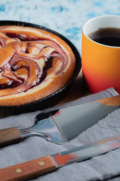 コーヒーまたはホット チョコレートを添えた甘いおいしいパイ。