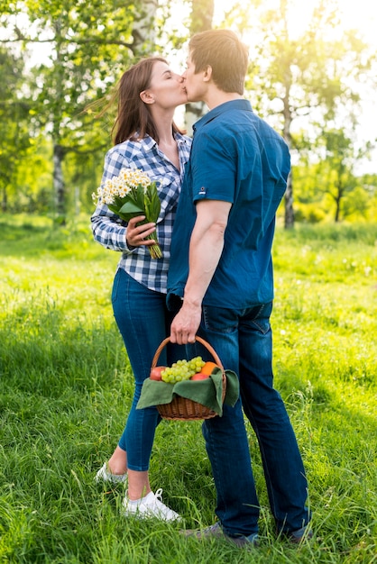 Бесплатное фото Влюбленные целуются на поляне