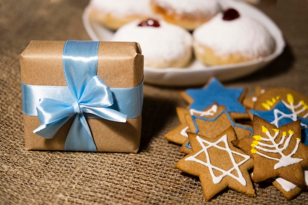 Foto gratuita dolci e regali tradizionale concetto ebraico di hanukkah