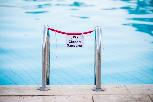 열대 리조트에서 휴식을 취할 수 있는 수영장