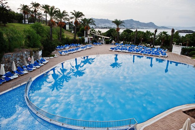 トルコの地中海のサマーリゾートホテルでの朝のスイミングプールボドルム水中での反射