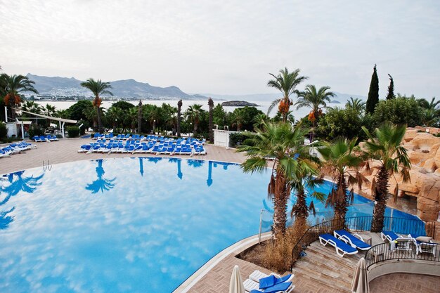 터키 보드룸 물에 반사된 지중해 여름 리조트 호텔에서 아침에 수영장