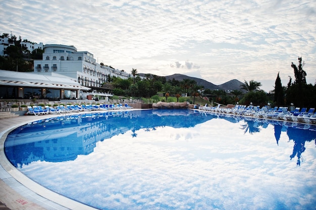 トルコボドルムの地中海のサマーリゾートホテルでの朝のスイミングプール