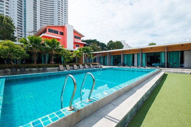 Free photo swimming pool at resort