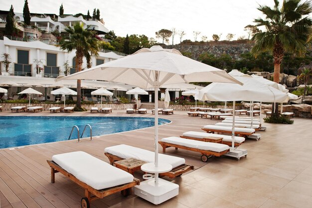 Бассейн с шезлонгами утром в средиземноморском летнем курортном отеле в Турции, Бодрум