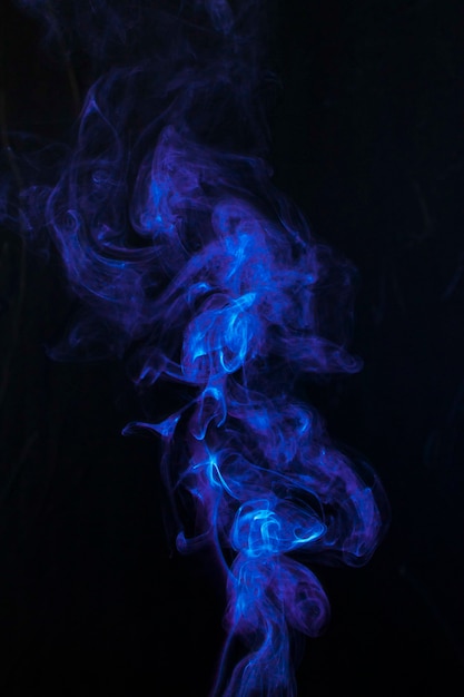 Закрученный темно-синий дым на черном фоне