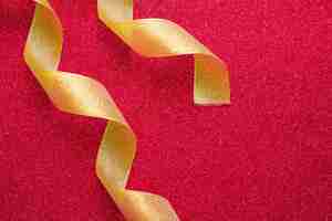 Free photo swirling ribbons on red background