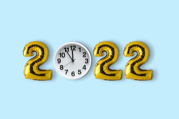 Symbol 2022 made of gold balloons and clock