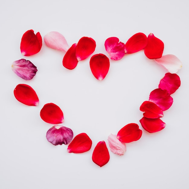 Foto gratuita simbolo del cuore di petali rossi