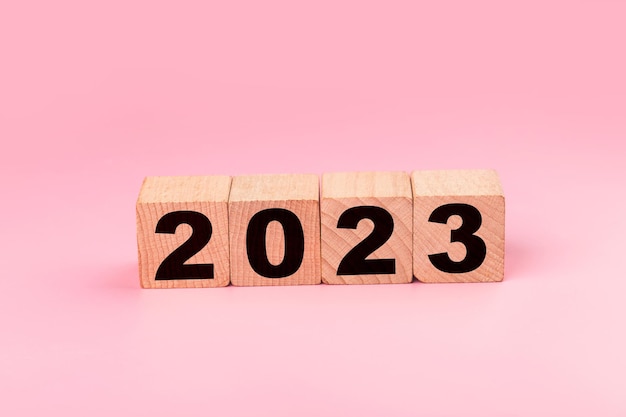 Символизируют переход с 2022 года на новый 2023 год. концепция счастливого нового года 2023 года.