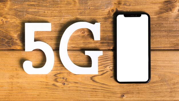 机の上のシンボル5Gとスマートフォン