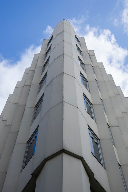 対称コンクリートの建物