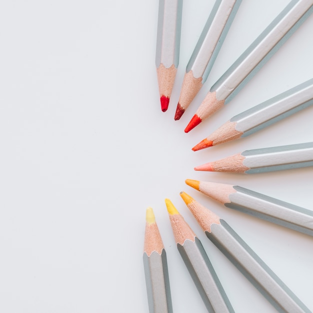 Free photo symmetrical pencils