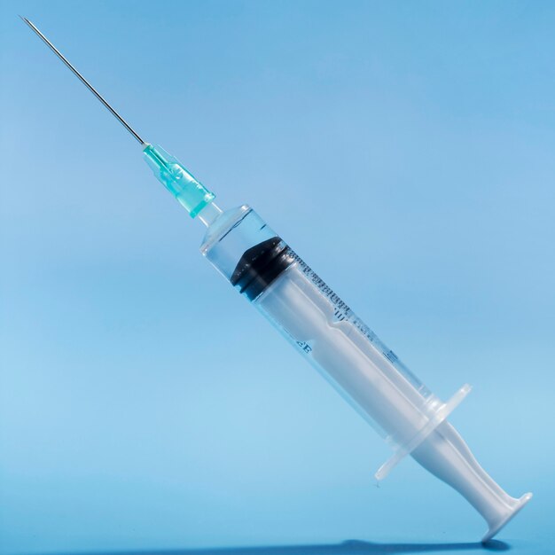 Шприц с вакциной на крупном плане