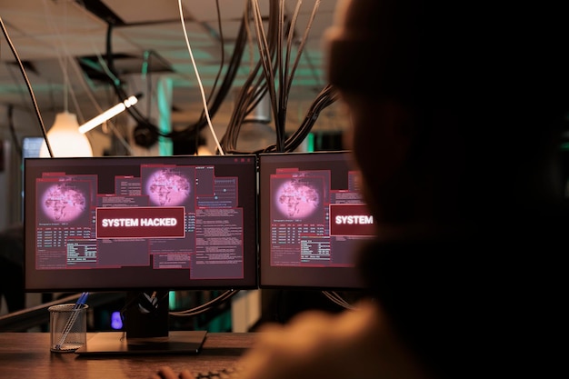 무료 사진 시스템 해킹 경고 메시지가 컴퓨터 화면에 표시되고 해커가 데이터베이스 서버에 침입합니다. 범죄 사이버 공격, 악성 소프트웨어, 비밀번호 크래킹 프로그램, 정보 도용