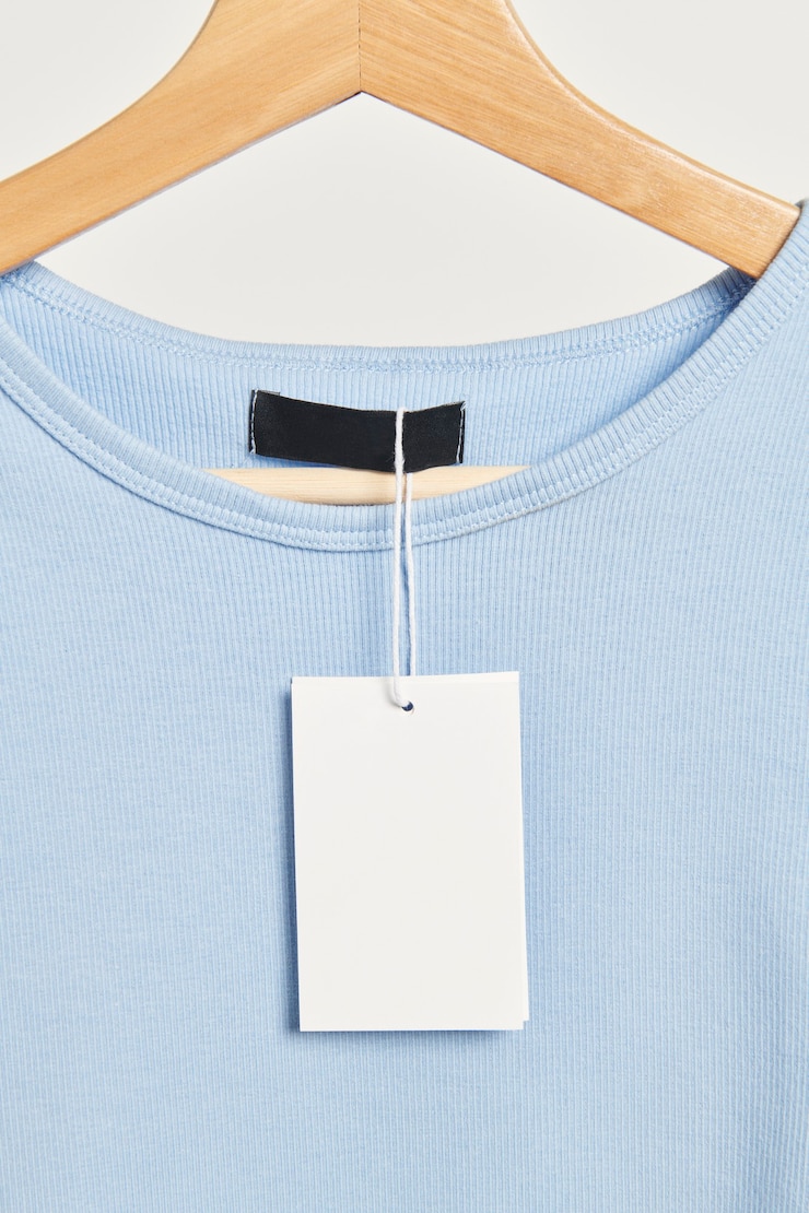 無料Photo 木製ハンガーに空白のタグのモックアップが付いたtシャツ