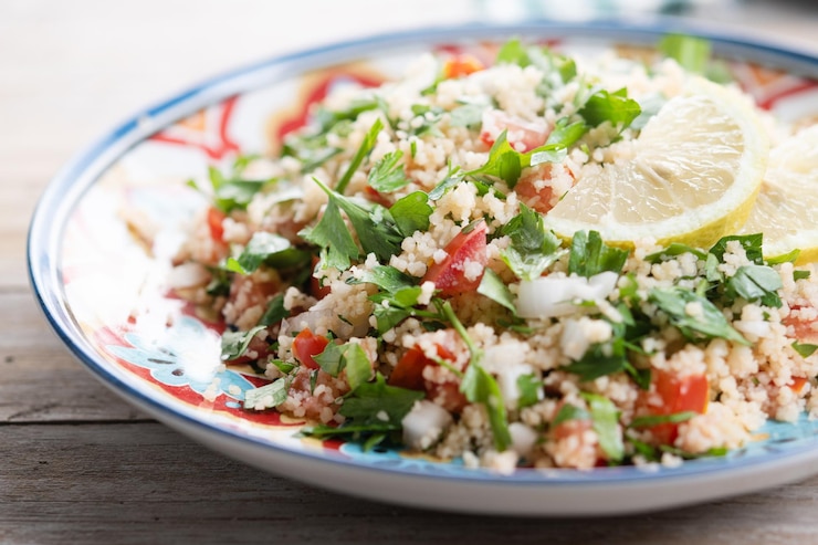 Free Photo tabbouleh salad with couscous on wooden table
