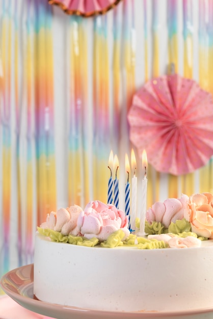 Free photo table arrangement for birthday event with cake and candles