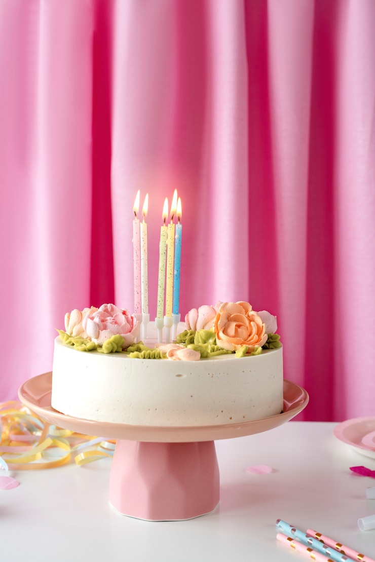 無料Photo ケーキとキャンドルで誕生日イベントのテーブルアレンジメント
