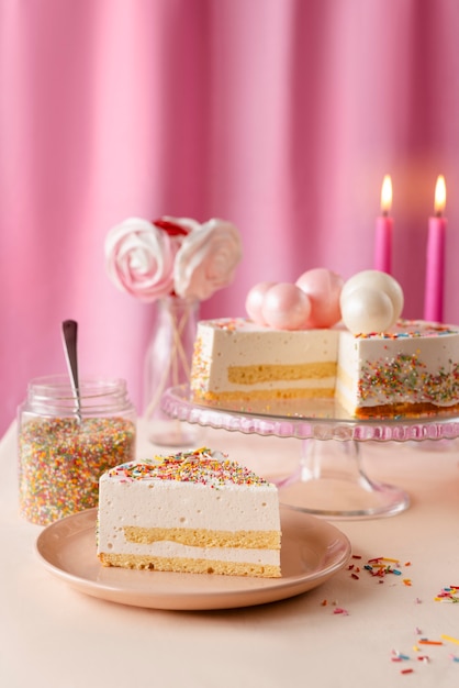 ケーキと紙吹雪の誕生日イベントのテーブルアレンジメント