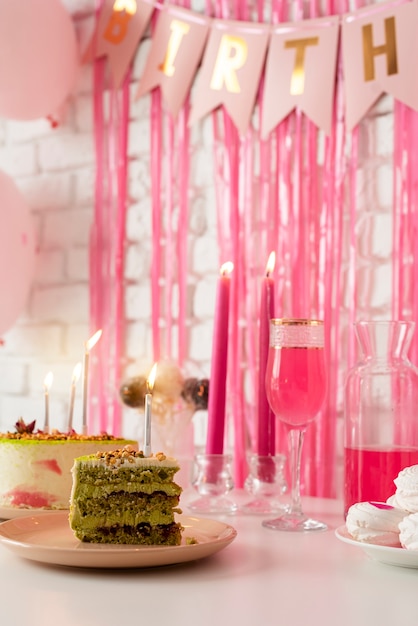 Free photo table arrangement for birthday event with cake and glass of champagne