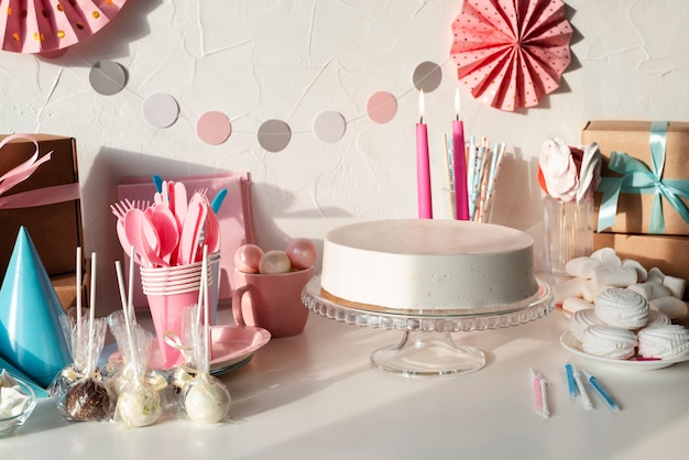 Free photo table arrangement for birthday event with cake and lollipops