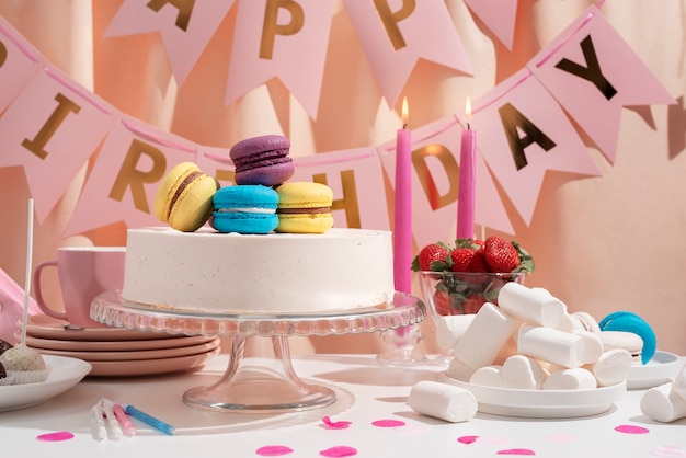 케이크와 마카롱으로 생일 이벤트를 위한 테이블 배치