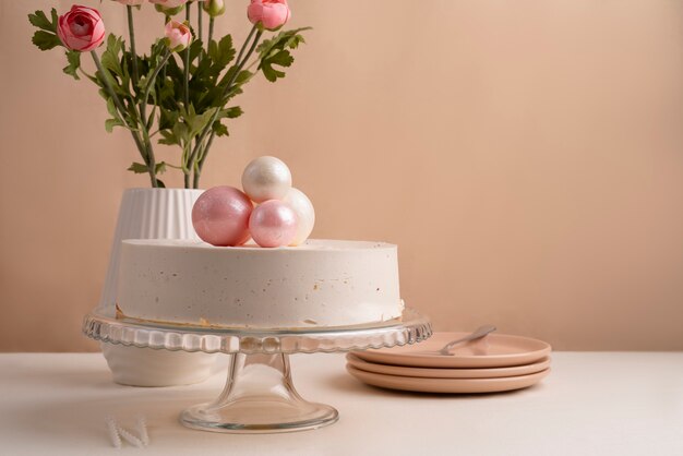 케이크와 접시가 있는 생일 이벤트를 위한 테이블 배열